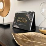 99 noms d'Allah - Mieux Le connaître pour mieux L'adorer - Calendrier chevalet noir